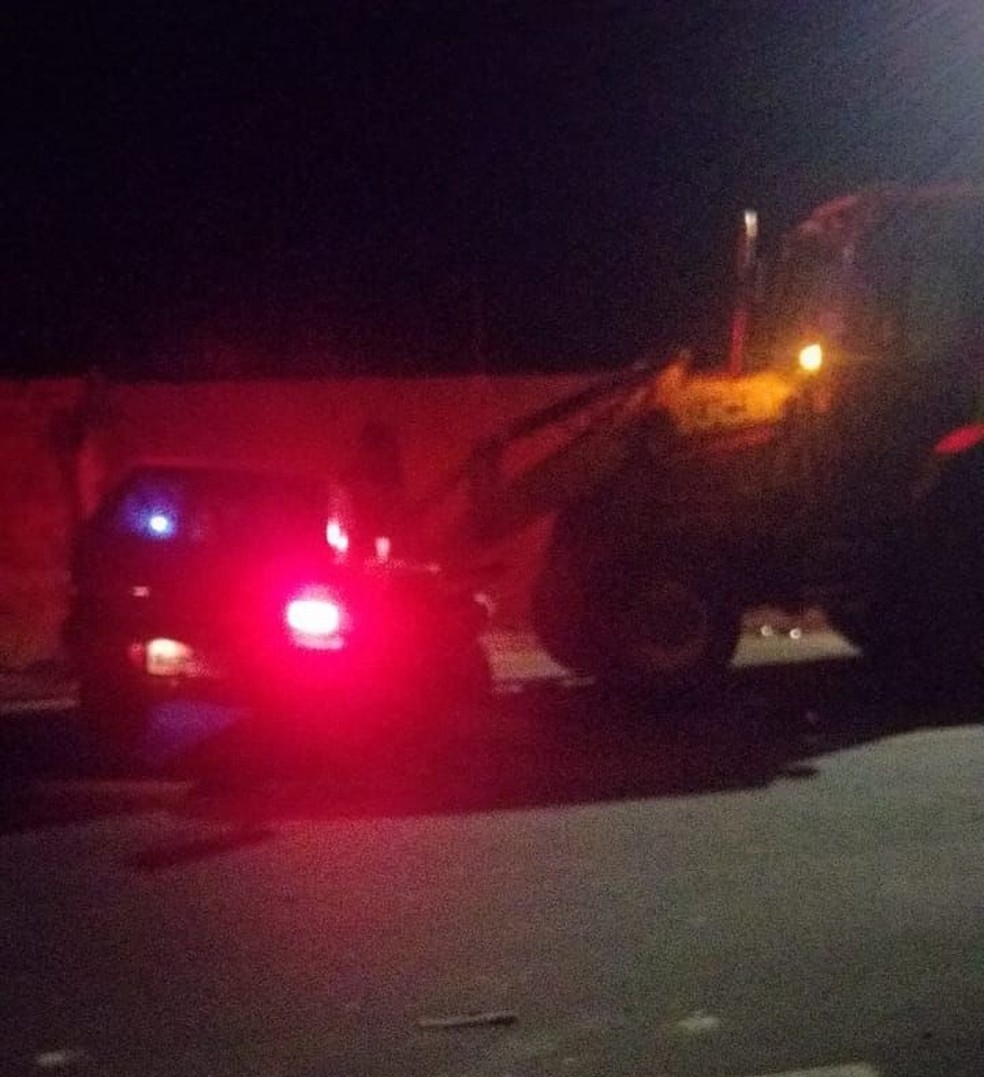 Homem morre em colisão entre carro e retroescavadeira na Zona Sul de Teresina — Foto: Reprodução