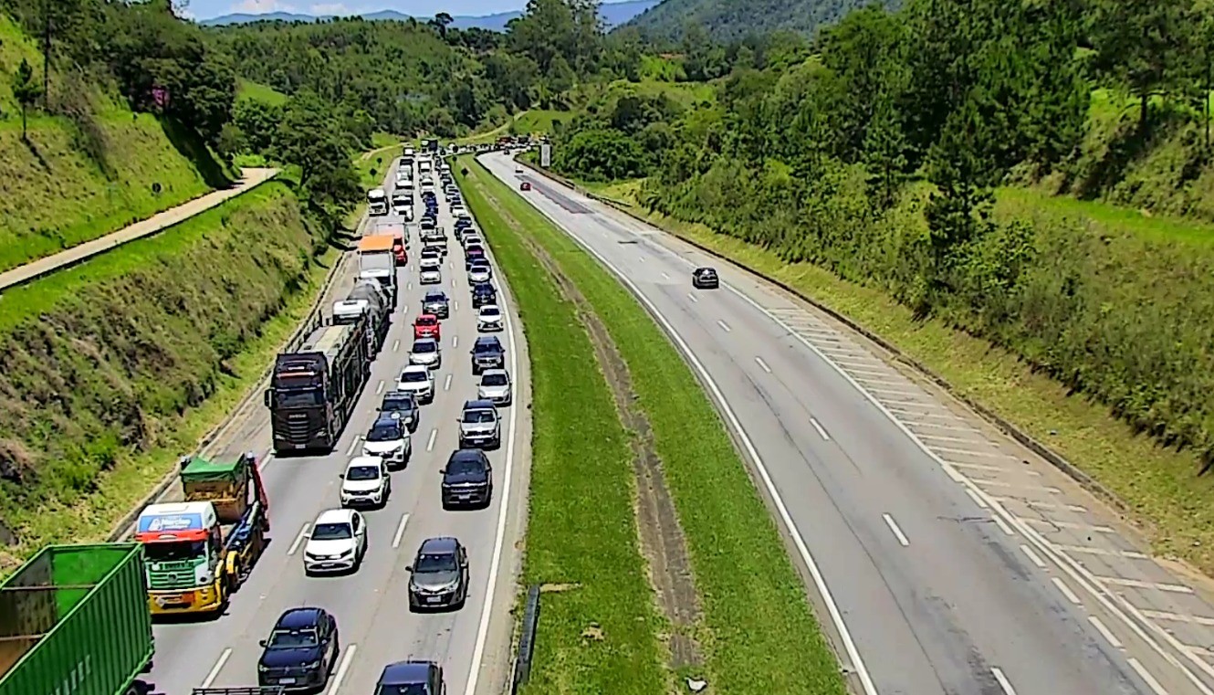 Acidente entre duas carretas provoca interdição parcial na rodovia Dom Pedro I, em Nazaré Paulista