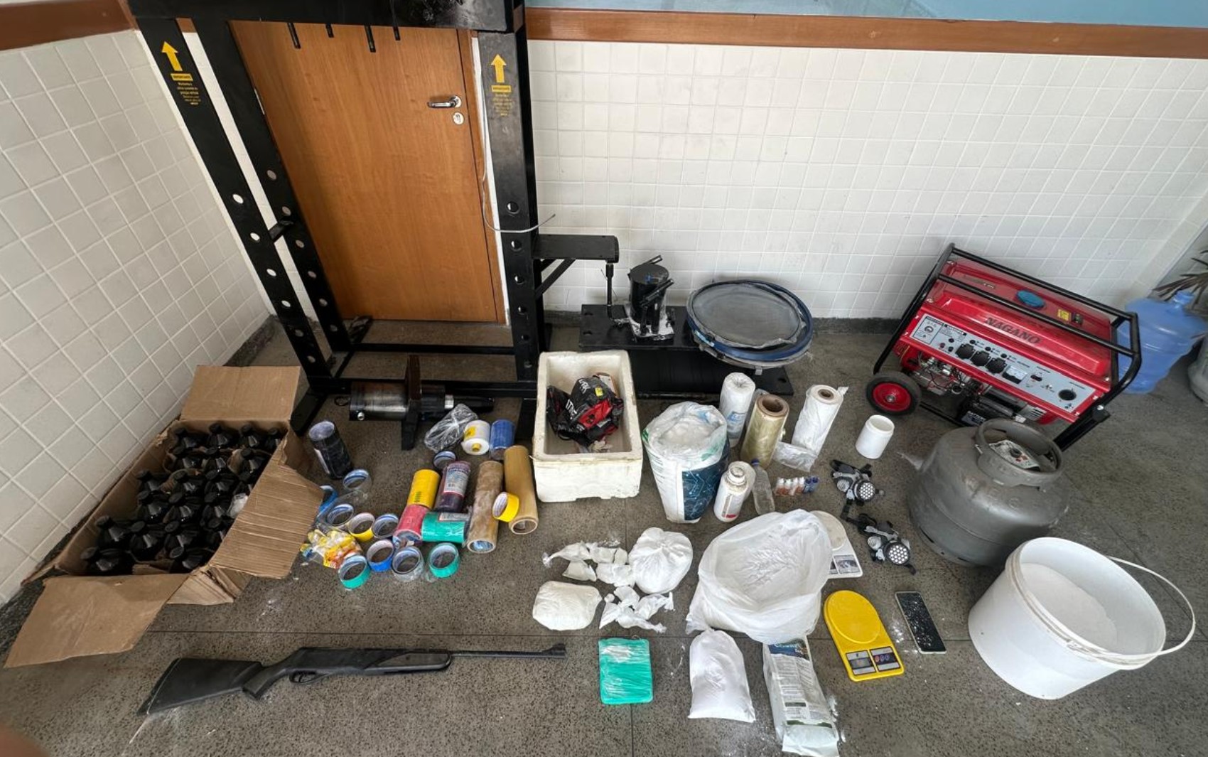 Laboratório de cocaína é desarticulado no interior da Bahia; produtos químicos são apreendidos