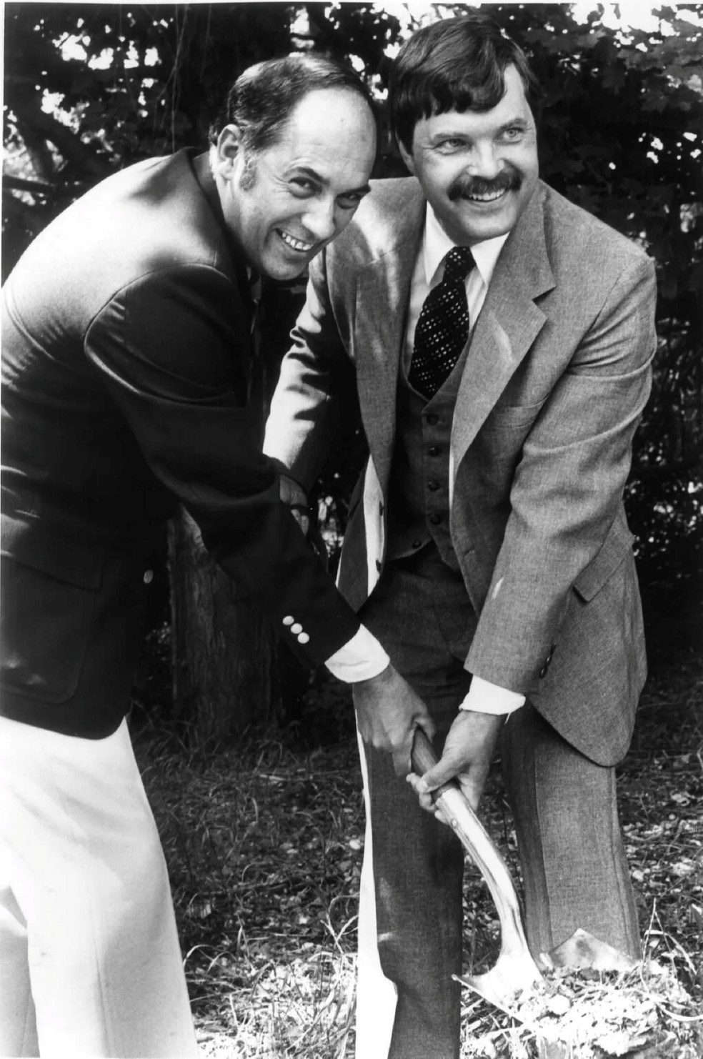 Bill Rasmussen, à esquerda, e o prefeito de Bristol (EUA), Michael Werner, na cerimônia de lançamento em 1980. — Foto: Divulgação/ESPN