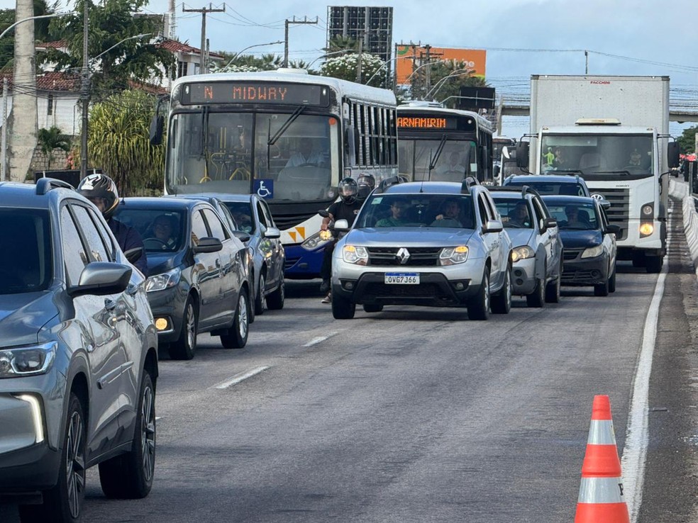 Engavetamento entre uma carreta e quatro carros trava a BR-101 em Natal — Foto: Sérgio Henrique Santos/Inter TV