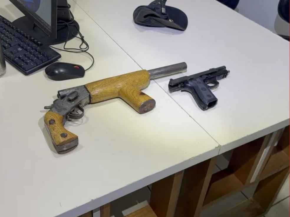 No veículo em que Társis foi sequestrado os policiais apreenderam armas de fogo e munições — Foto: Deivy Chessmon