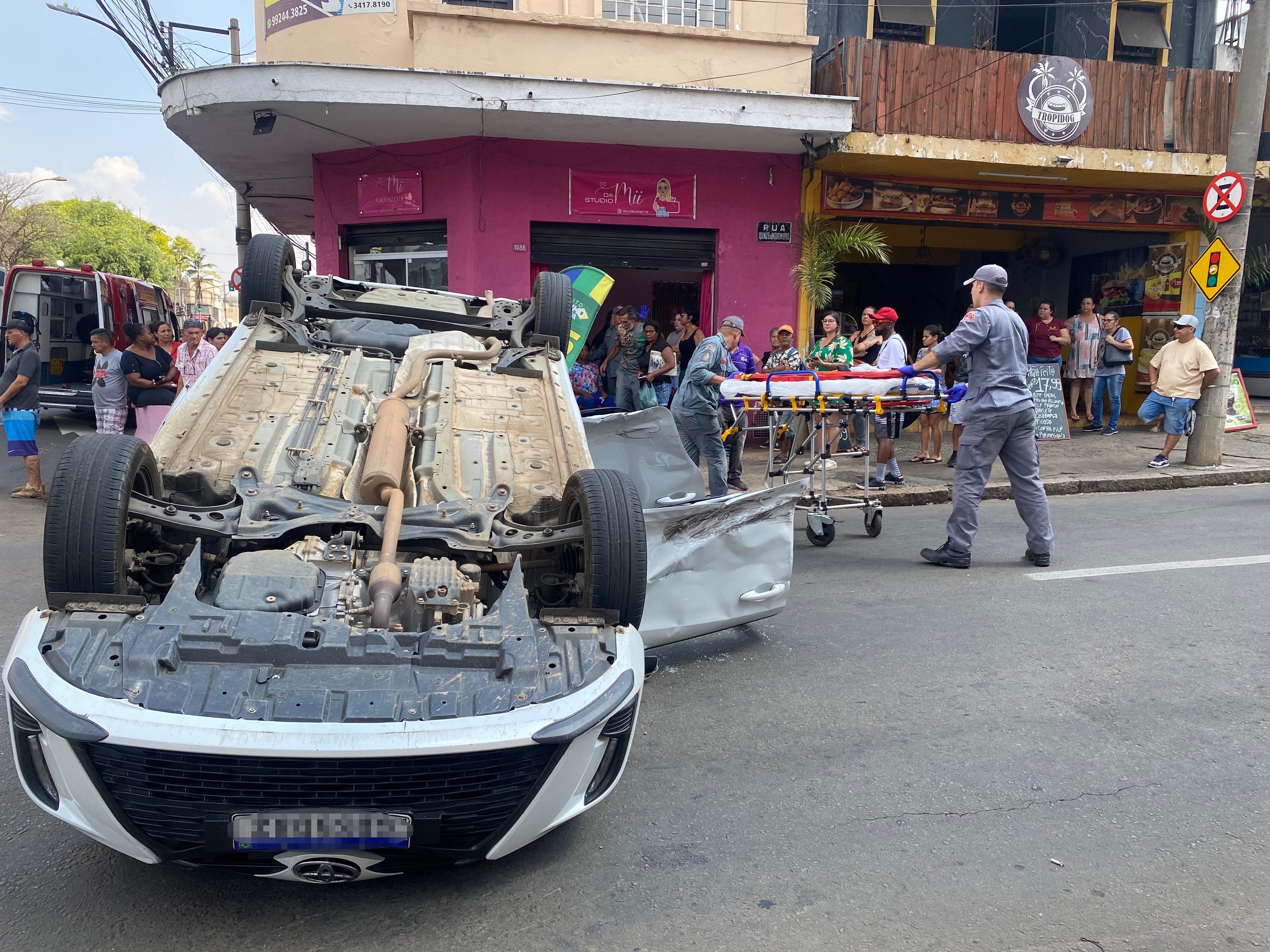 Carro capota após batida em avenida de Piracicaba, mas motoristas saem ilesas