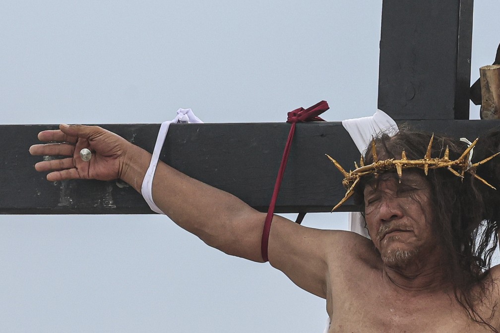 Reconstituição dos sofrimentos de Jesus Cristo como parte dos rituais da Sexta-feira Santa em San Pedro Cutud, norte de Manila, Filipinas, nesta sexta-feira (29) — Foto: Gerard V. Carreon/AP