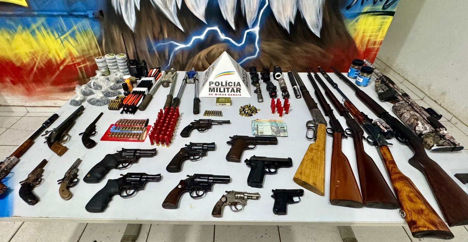 PM descobre arsenal com 20 armas e 586 munições ao abordar casal em supermercado de Ipatinga