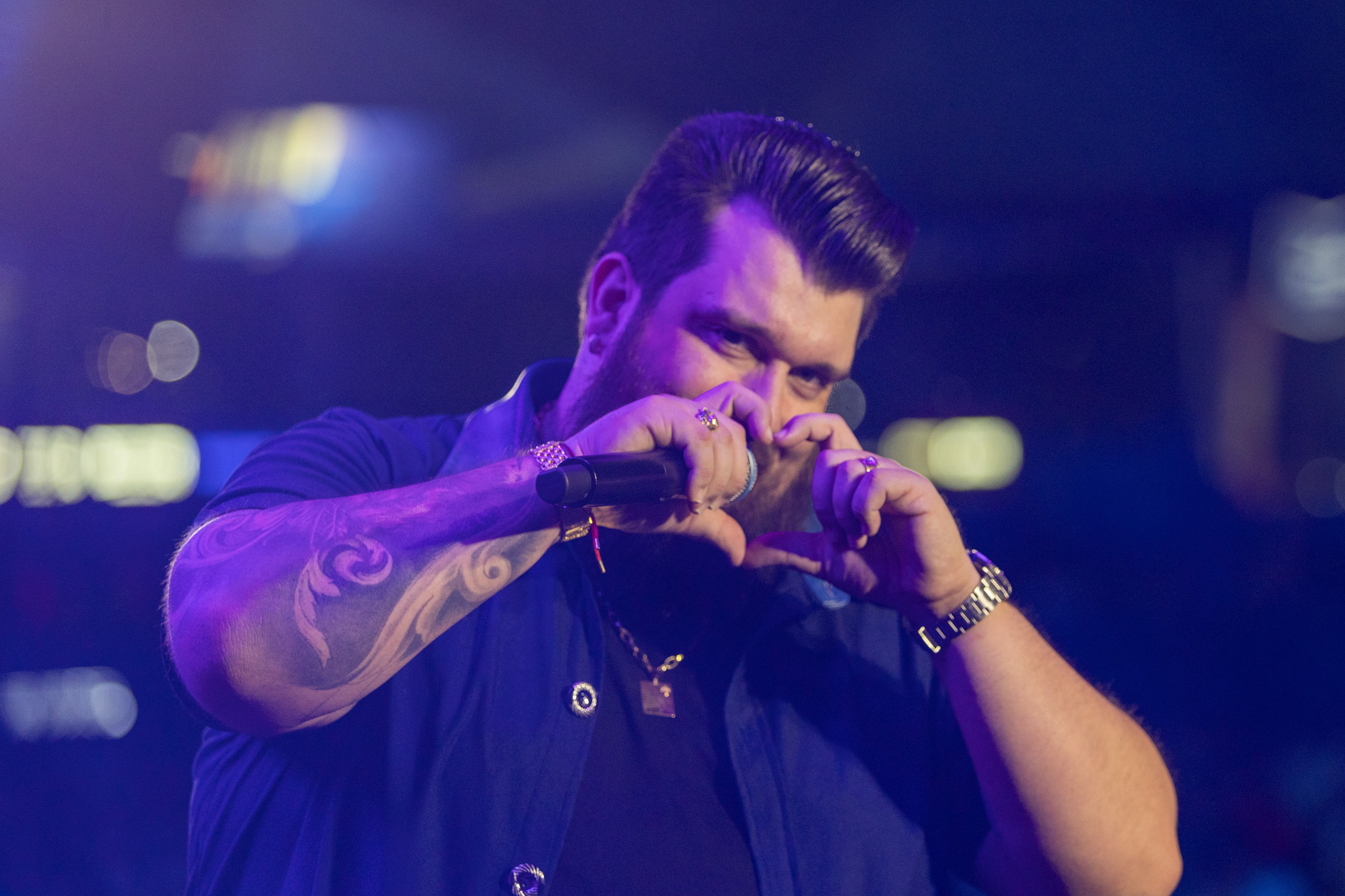 Panda abre Limeira Rodeo Music com hits sertanejos, autógrafos no palco e bronca bem-humorada: 'Só não é para me acertar'