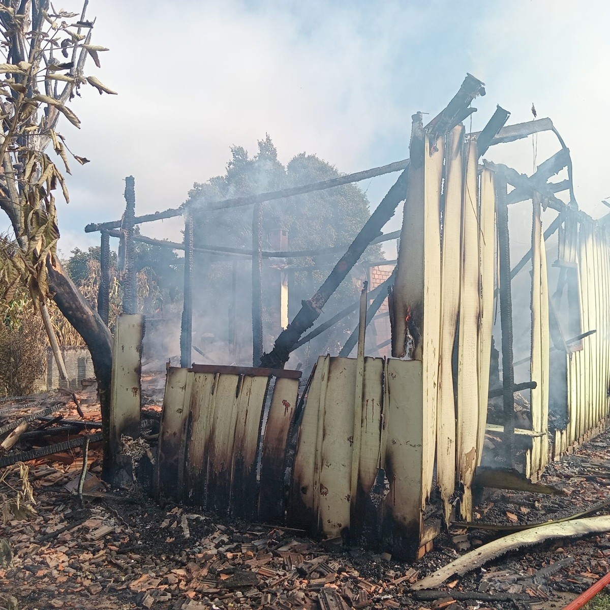 Idosa morre após incêndio atingir casa de madeira em SC
