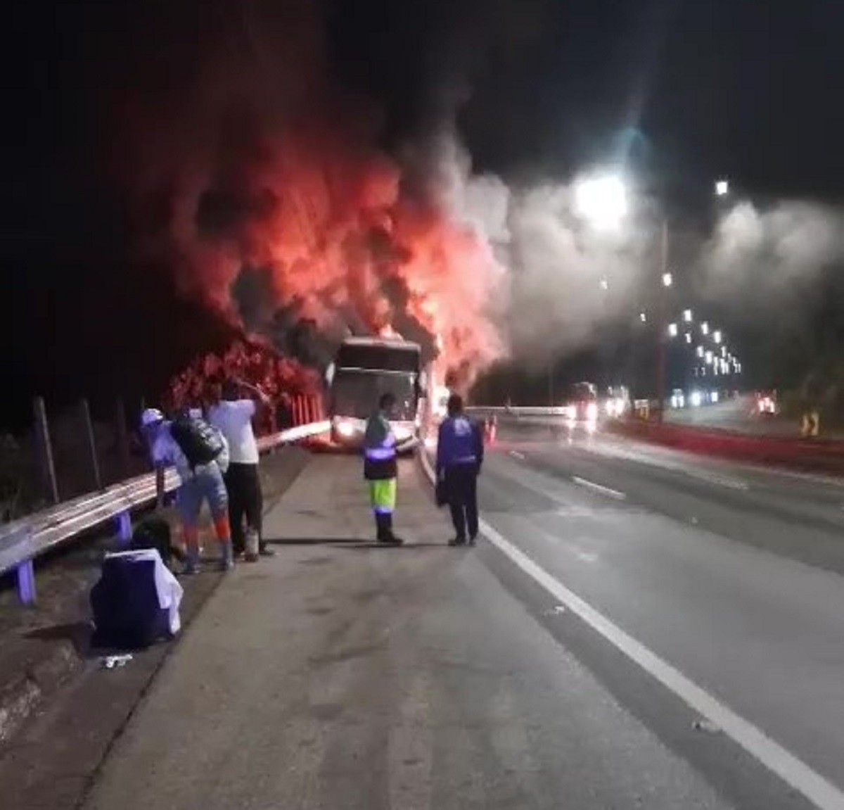 VÍDEO: Ônibus com torcedores do Cruzeiro pega fogo na BR-040: 'Apesar do susto, conseguimos sair tranquilos'