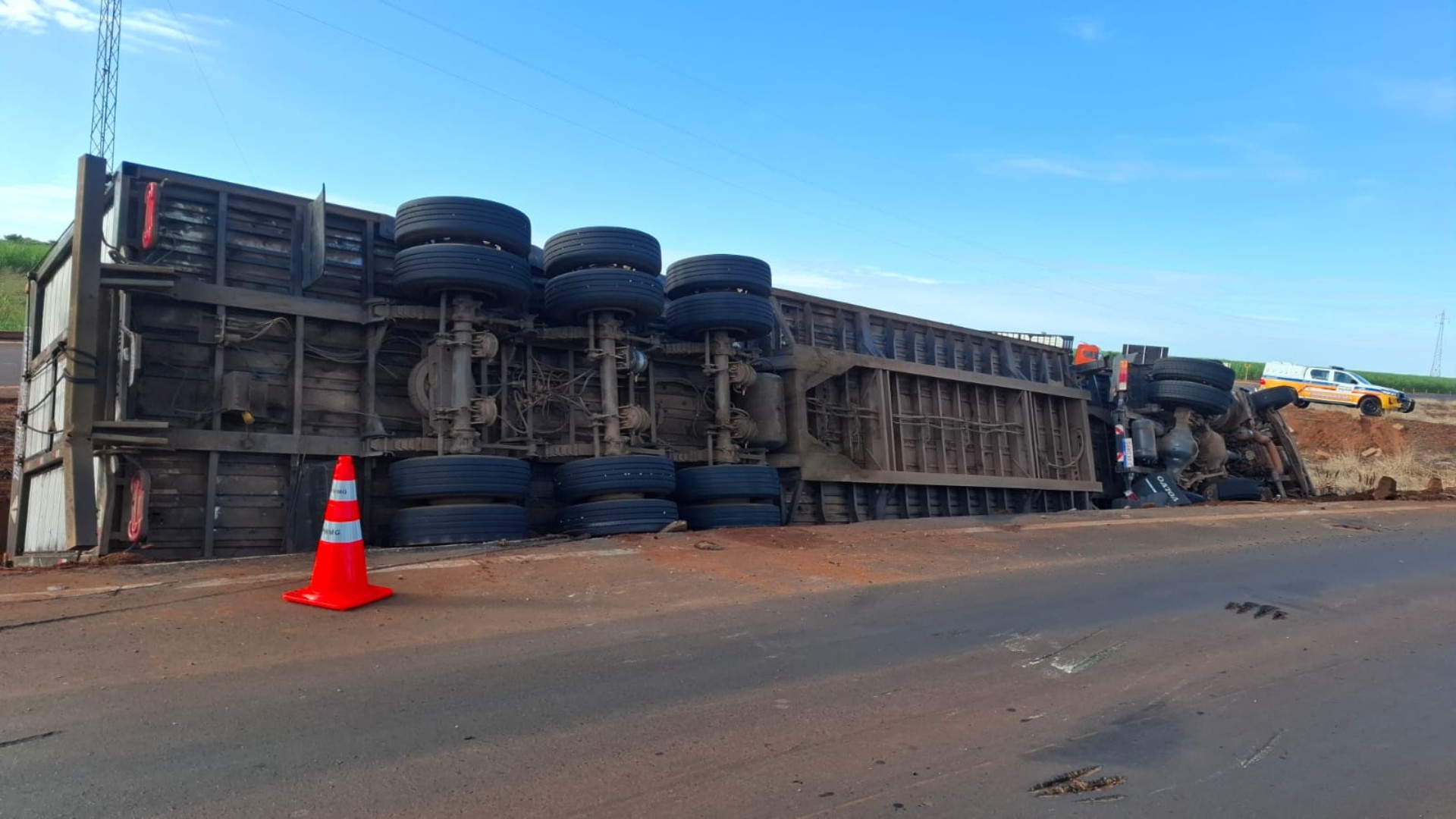 Caminhão tomba com 60 cabeças de gado e animais soltos causam segundo acidente em rodovia de Uberaba