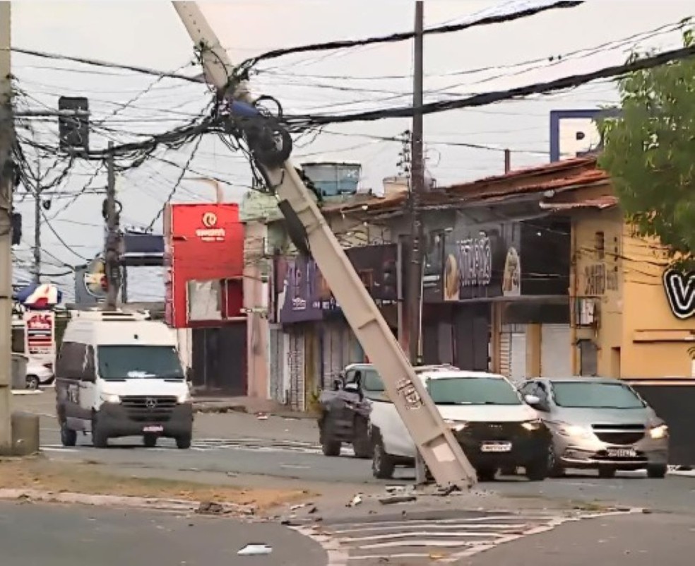 Motorista bate em poste na Avenida Jerônimo de Albuquerque, em São Luís. — Foto: Reprodução/TV Mirante