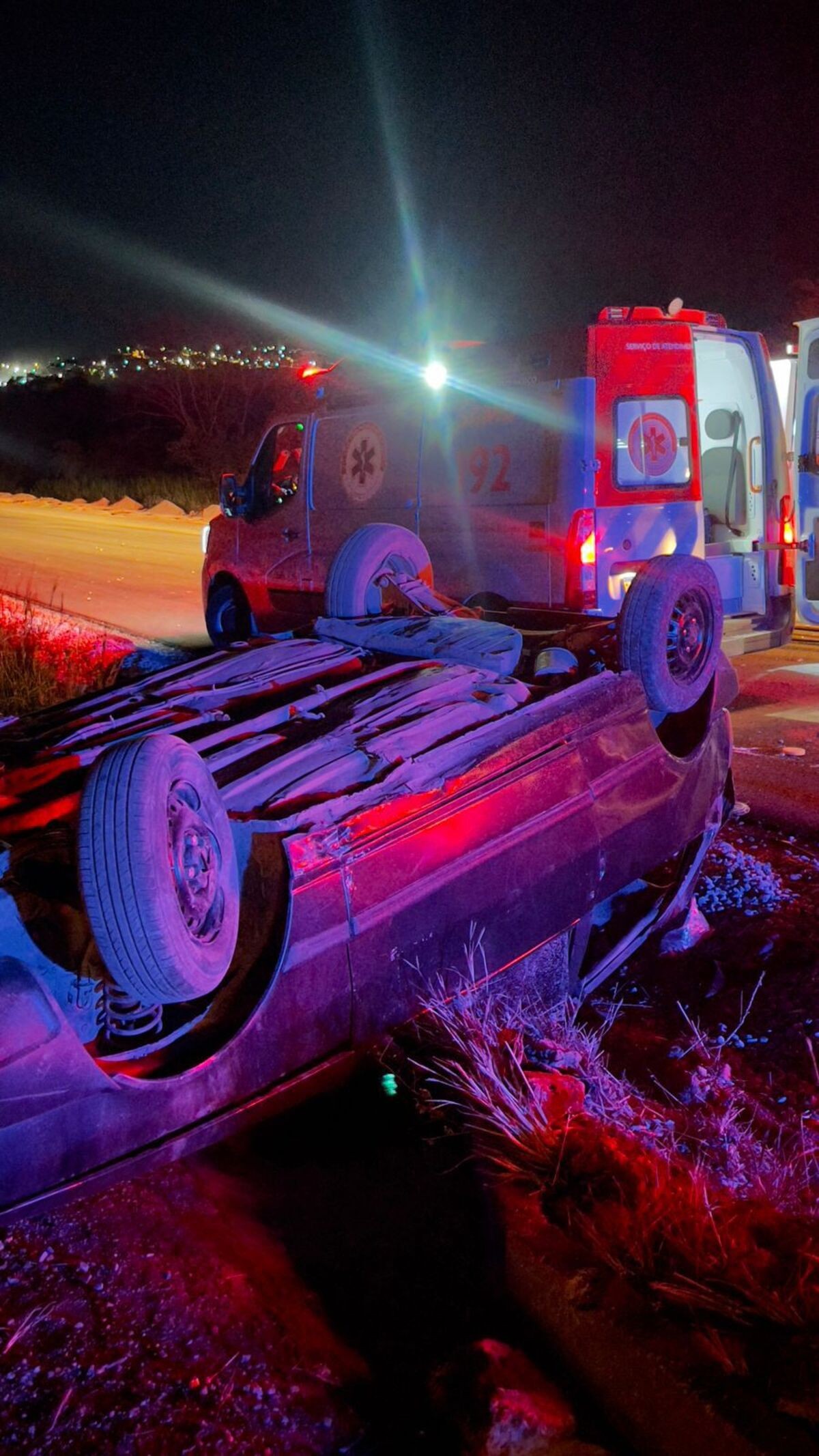 Motorista inabilitado capota carro na BR-135 e admite ter bebido antes do acidente, diz PM