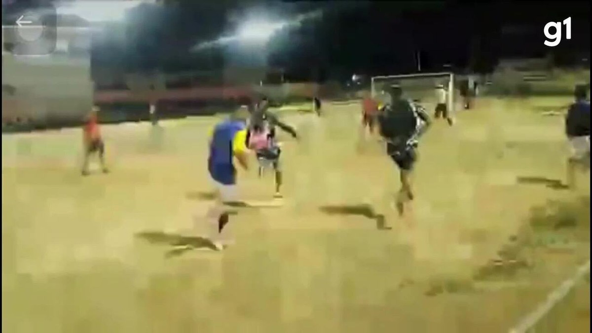 Vídeo mostra momento exato de ataque criminoso em campo de futebol em Manaus