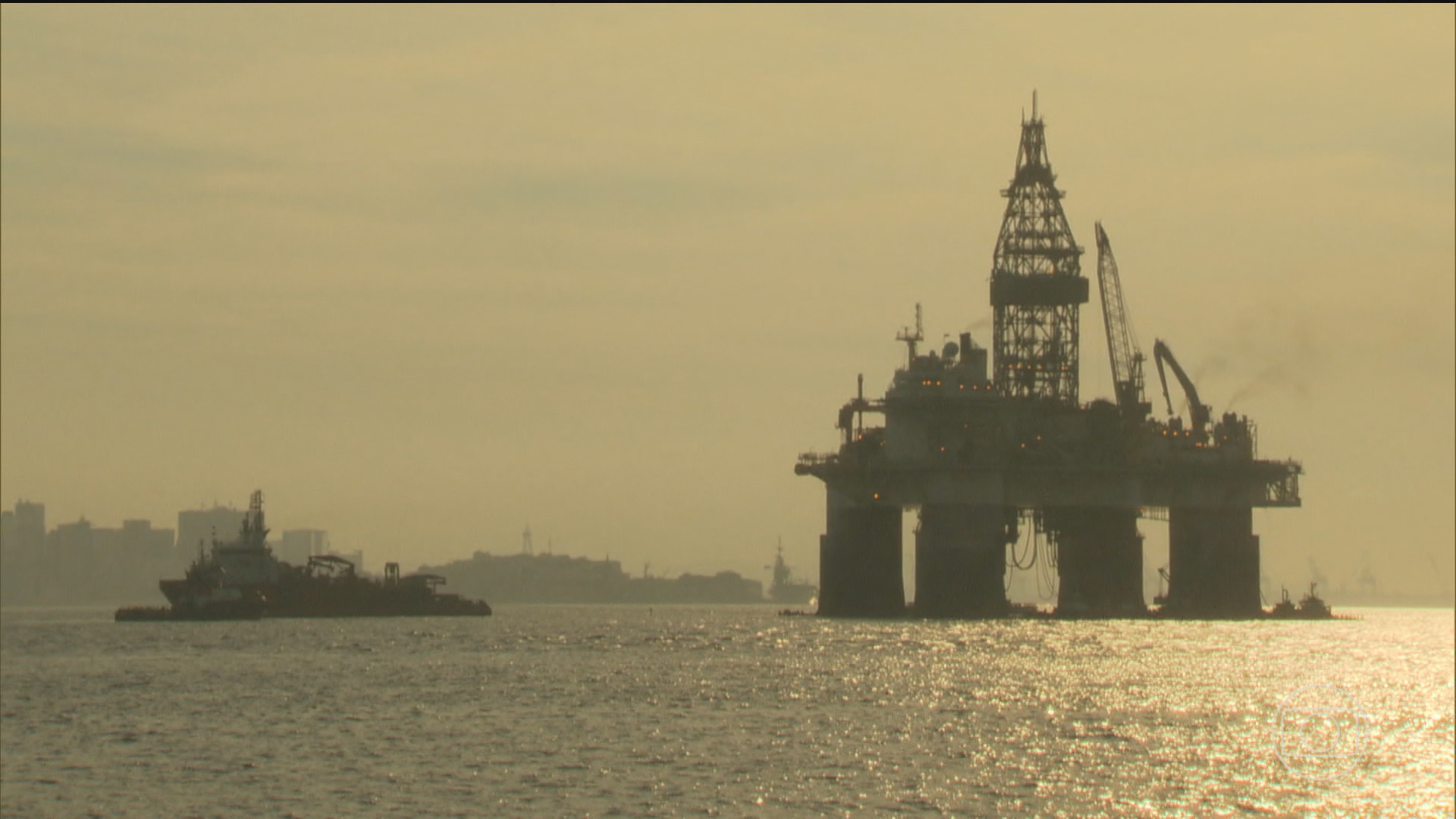 Royalties do petróleo ganha destaque após novo desdobramento em <p>começou no supremo o julgamento sobre a distribuição dos royalties de petróleo. a discussão no plenário do stf - supremo tribunal federal envolve uma lei aprovada pelo congresso em 2012 que mudou profundamente a distribuição do pagamento de royalties e participações especiais sobre a exploração de recursos naturais como petróleo e gás; e ampliou de forma significativa a participação de estados e municípios não produtores na divisão dos recursos. o estado do rio de janeiro – principal produtor – questionou a constitucionalidade da lei.</p> <p>em 2013, a ministra cármen lúcia suspendeu os efeitos das novas regras. atualmente, a união e os estados e municípios produtores recebem uma fatia maior do bolo. essa divisão leva em conta o texto constitucional que prevê a necessidade de compensação financeira pela exploração, para que a população não arque com os riscos e danos característicos dessa atividade e, também, como compensação pelos impactos sociais.</p> <p>o texto aprovado em 2012 estabelece que o percentual dos royalties e participações especiais diminua após um período de transição de sete anos. já estados não produtores passarão a receber uma fatia consideravelmente maior do dinheiro. a mudança teria impacto principalmente para os estados do rio, espírito santo e são paulo.</p> <p>o rio de janeiro, sozinho, responde por 86% da produção nacional de petróleo e 76% da produção de gás natural. o estado e seus municípios seriam os mais prejudicados, com perdas estimadas em r$ 21 bilhões por ano. nesta quarta-feira (6), os ministros começaram o julgamento que vai definir se essa mudança é constitucional.</p> <p>a sessão começou com a leitura do relatório pela ministra cármen lúcia: “ algumas dezenas de audiências, manifestações e quase uma centena de memoriais de documentos foram anexados aos autos, ao realçar o relevo da matéria, sensível ao pacto federativo e aos interesses republicanos de todas as pessoas no país”. depois, os representantes do rio, espírito santo, são paulo e advocacia-geral da união falaram e defenderam que a lei de 2012 é inconstitucional e compromete o pacto entre os estados.</p> <p>em nome do rio, o procurador gustavo binenbojm defendeu que a lei traz prejuízo bilionário aos estados e municípios produtores de petróleo: “ para o estado do rio de janeiro e para os municípios fluminenses impactados, a subsistência dessa lei 12.734, ainda que com efeitos meramente prospectivos, é simplesmente fatal. a lei 12.734 de 2012 é um exemplo típico de perde-perde, onde se tira muito de poucos estados e municípios produtores e se entrega pouquíssimo aos não produtores.</p> <p>ou seja, se decreta quebra dos estados e municípios produtores e não se resolve o problema de nenhum estado ou município não produtor”. a procuradora inês coimbra, de são paulo, argumentou que o congresso desvirtuou a essência do que diz a constituição: “</p> <p>o artigo 20, parágrafo primeiro, da constituição federal assegura aos estados e municípios afetados pela exploração de petróleo o direito à participação no resultado dessa atividade econômica ou à correspondente compensação financeira. o congresso nacional possui competência para disciplinar aspectos regulatórios da atividade petrolífera e os mecanismos de arrecadação dessas receitas. o que não lhe é dado fazer – e foi o que foi feito – é alterar a própria essência compensatória estabelecida pelo artigo 20 da constituição, porque essa titularidade, constitucionalmente atribuída aos entes impactados, não é mera opção legislativa”, diz inês coimbra, procuradora de são paulo.</p> <p>royalties do petróleo: procurador do rj afirma que mudança na lei seria fatal para finanças do estado — foto: jornal nacional/ reprodução em seguida, representantes de 21 estados e de municípios favoráveis à lei de 2012 se manifestaram. defenderam que a mudança corrige desigualdades ao redistribuir riquezas da união para todos os entes federativos.</p> <p>“ o federalismo fiscal brasileiro exige uma melhor distribuição nesse sentido. e os impactos sociais não são tão bons assim, não.</p> <p>ao contrário. a pgr já trouxe que a excessiva concentração não traz melhorias sociais. e a redistribuição, foi dito que essa redistribuição não traria, traria pouco dinheiro para o restante da federação.</p> <p>errado. seria uma grande conquista”, afirma ricardo hermany, consultor jurídico da confederação nacional dos municípios. após as sustentações de advogados e procuradores, o julgamento foi suspenso e será retomado nesta quinta-feira (7), com os votos dos ministros.</p> <p>a primeira a se manifestar será a relatora, ministra cármen lúcia.</p>