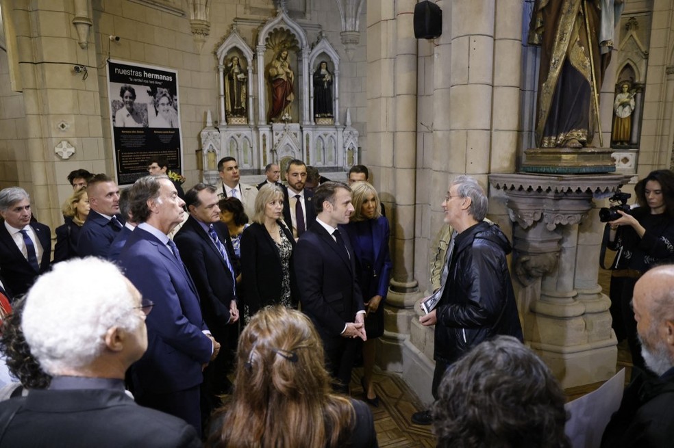 Emmanuel Macron e sua esposa, Brigitte Macron, cumprimentam parentes das vítimas da ditadura argentina na Igreja de Santa Cruz em Buenos Aires. — Foto: Ludovic MARIN / AFP