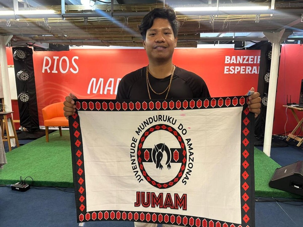 A leitura final da carta foi realizada pelo jovem indígena Estélio Lopes Cardoso, do povo Munduruku, da Terra Indígena Kwatá-Laranjal, em Borba (AM). — Foto: Patrick Marques/g1 Amazonas