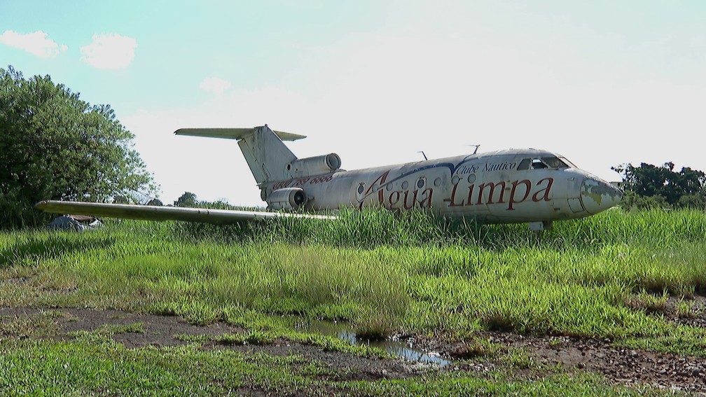 Avião fabricado na União Soviética nos anos 1960 está abandonado no Aeroporto de Ribeirão Preto (SP). — Foto: Cacá Trovó/EPTV