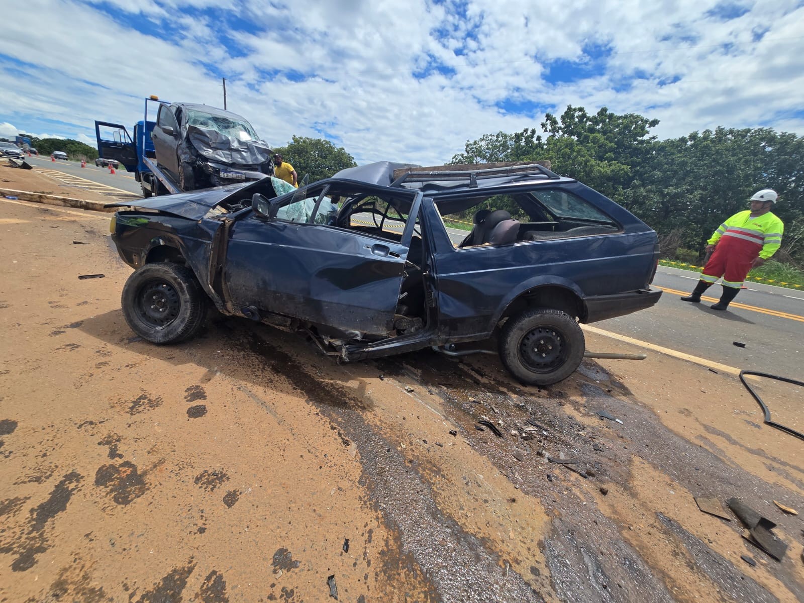 Menino de 6 anos morre e pai fica ferido em acidente entre carros em Curvelo
