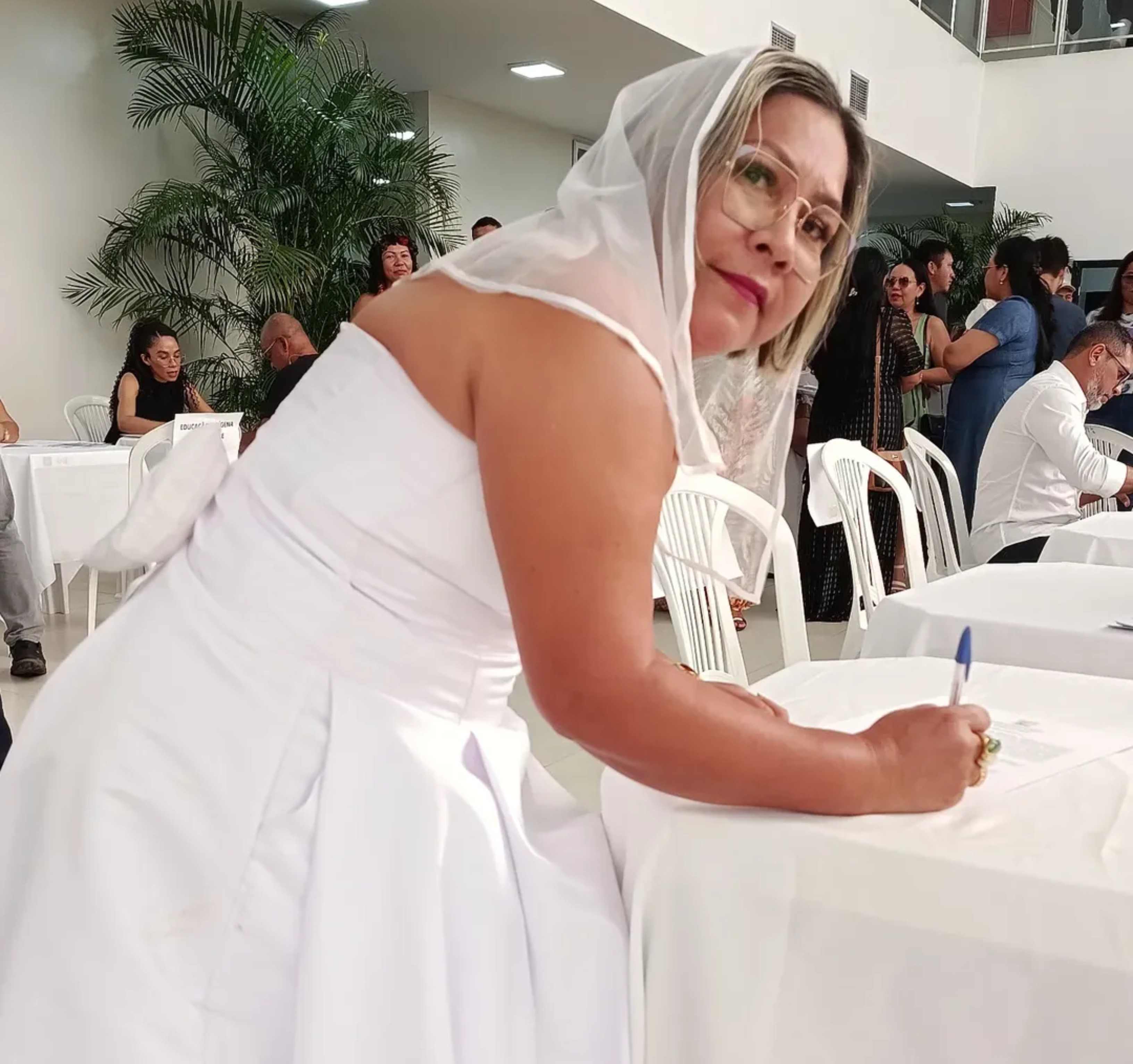 Professora usa vestido de noiva ao tomar posse em concurso de Roraima: 'Casei com a educação'