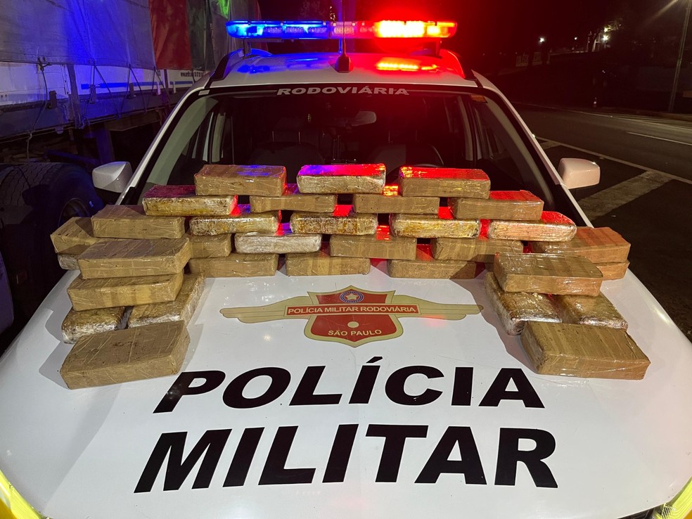 Boliviano é preso com 35,8 kg de pasta base de cocaína na SP-270 em Presidente Prudente — Foto: Polícia Rodoviária/Divulgação