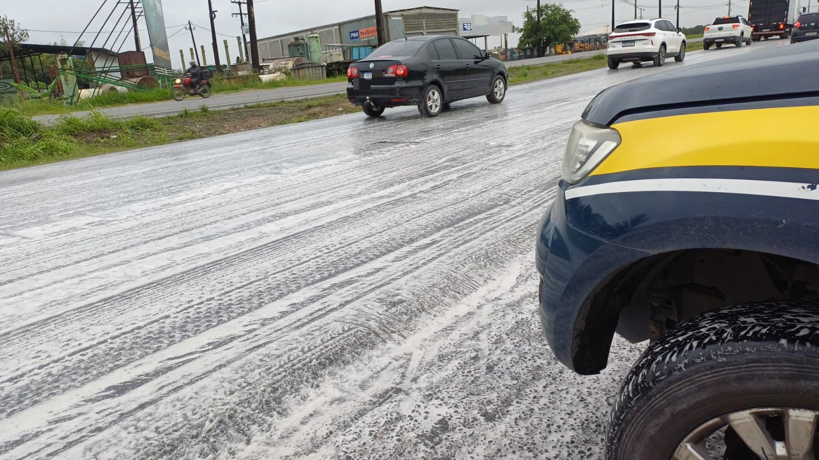 Recife frio? Em dia de chuvas fortes, substância desconhecida deixa BR-101 'coberta de neve'