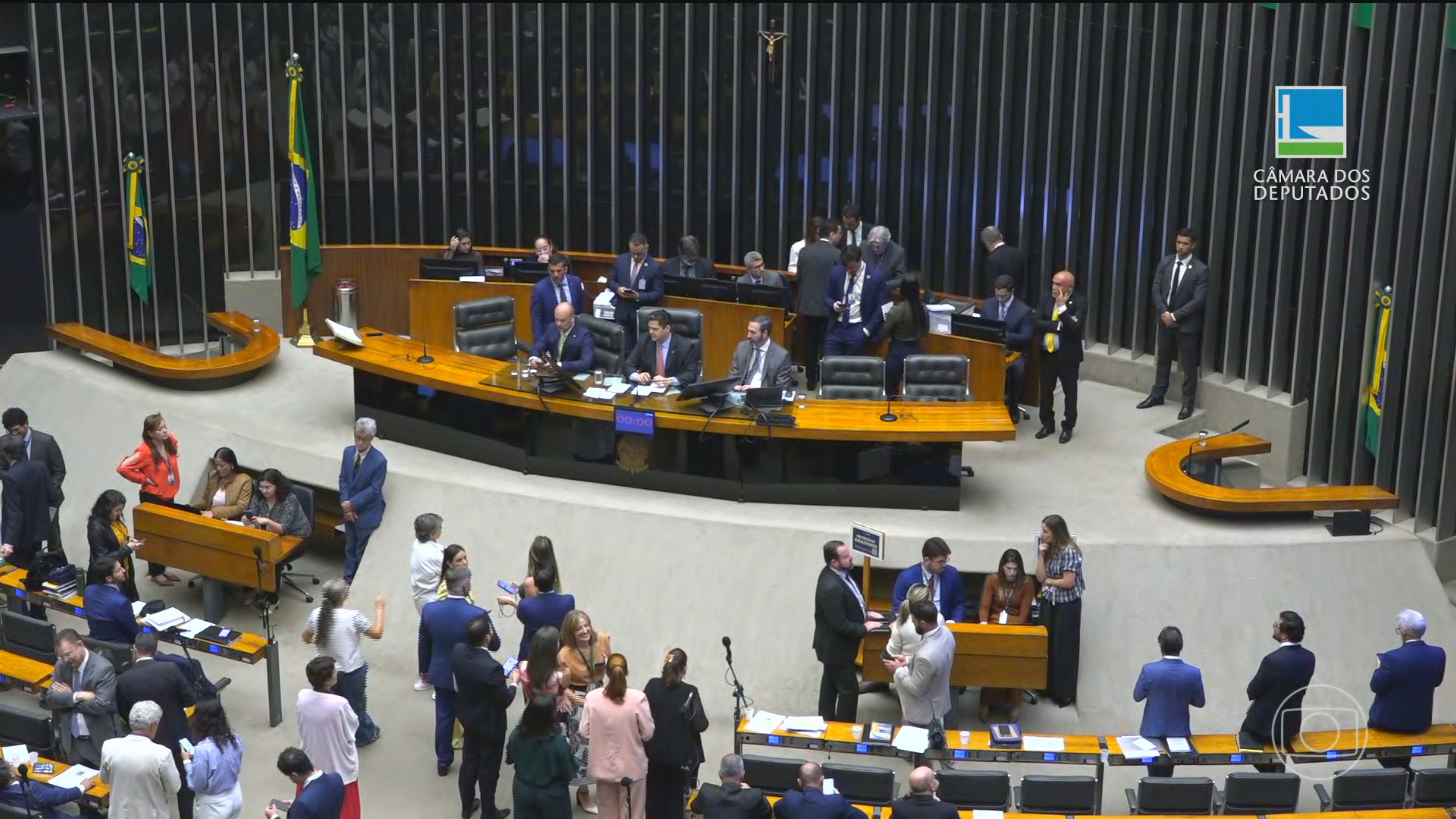 Congresso derruba veto de Lula e libera emenda para dar trator, cesta básica e