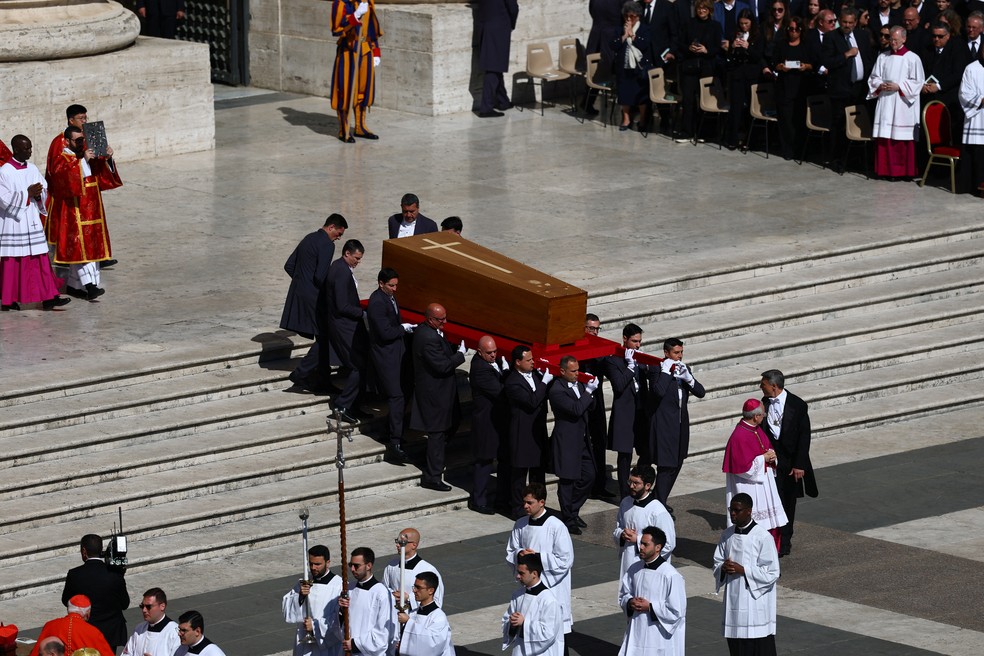 Missa de funeral do papa Francisco é celebrada na Praça de São Pedro; veja programação | Mundo | G1
