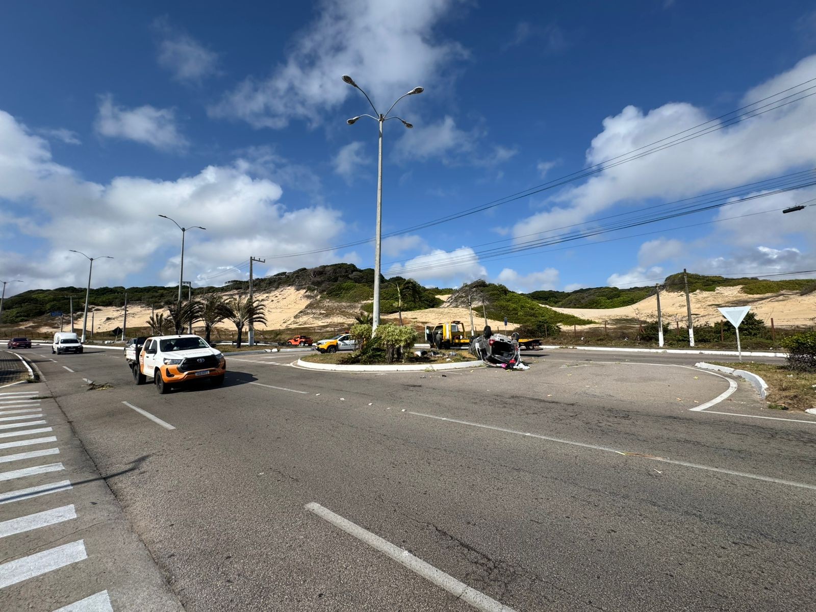 Motorista fica ferido e é socorrido após capotar veículo na Via Costeira