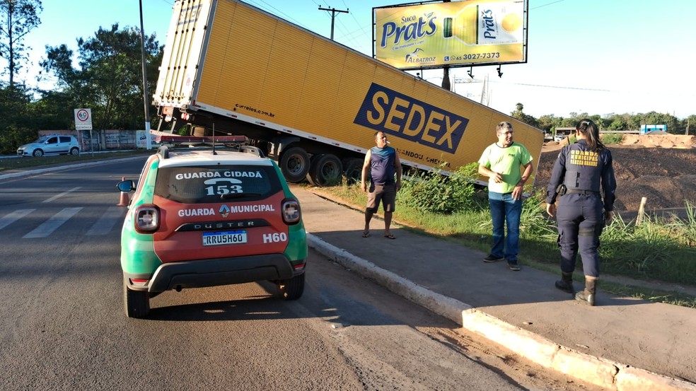 Caminhão saiu da pista em Várzea Grande — Foto: Guarda Municipal 