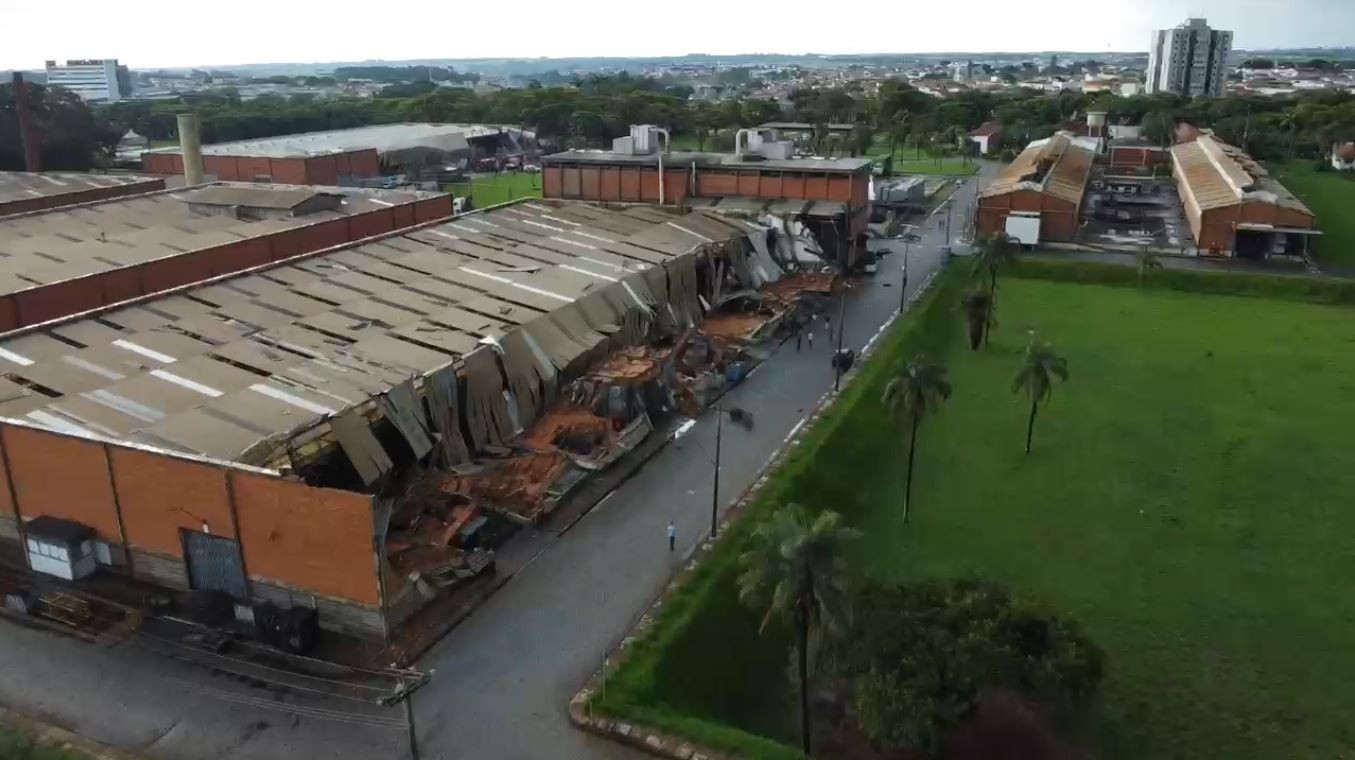 Temporal atinge Franca, SP, causa desabamento do telhado de antiga fábrica 