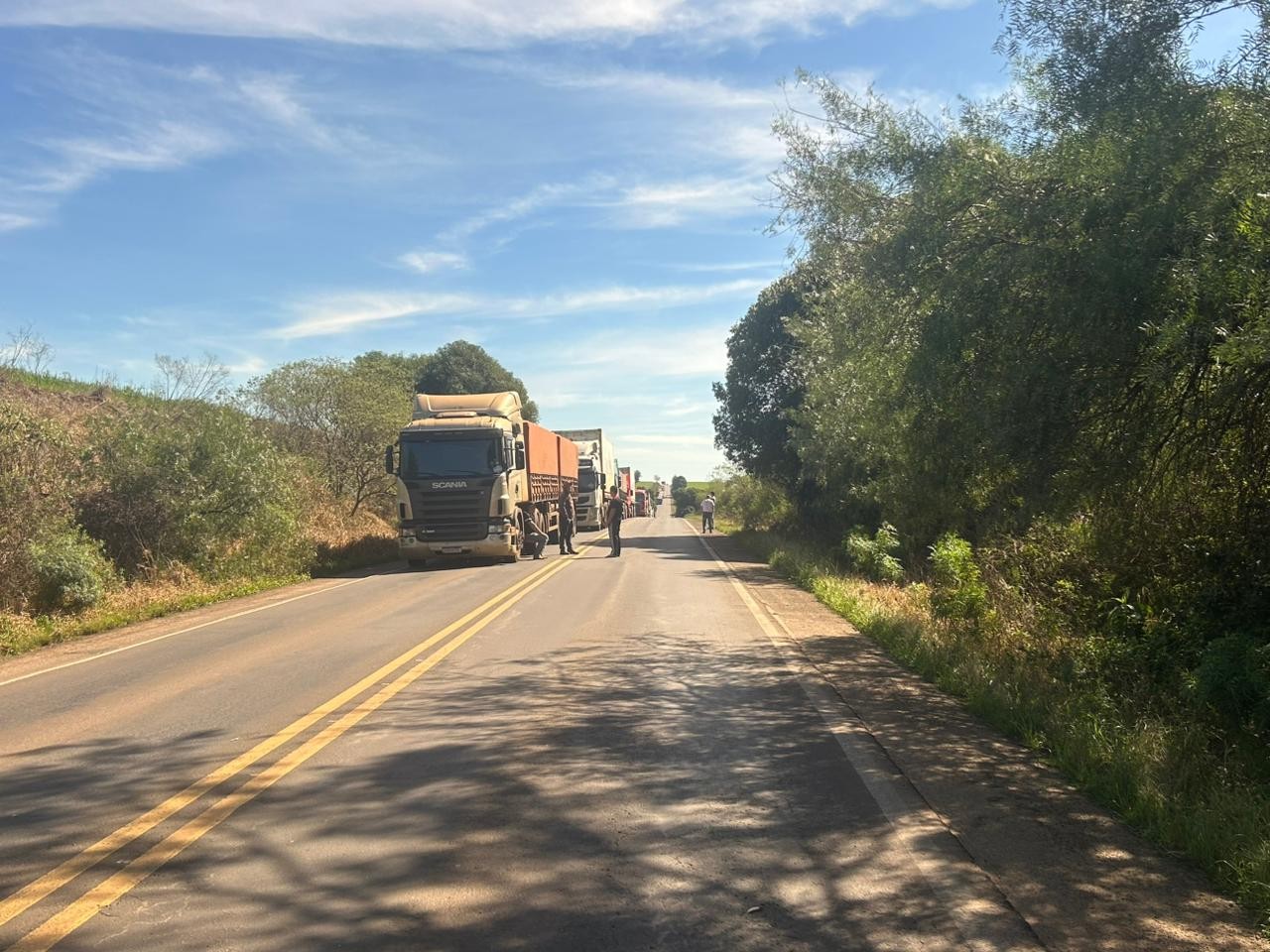 Motorista morre e outro fica ferido após caminhão com combustível cair em barranco na RS-342