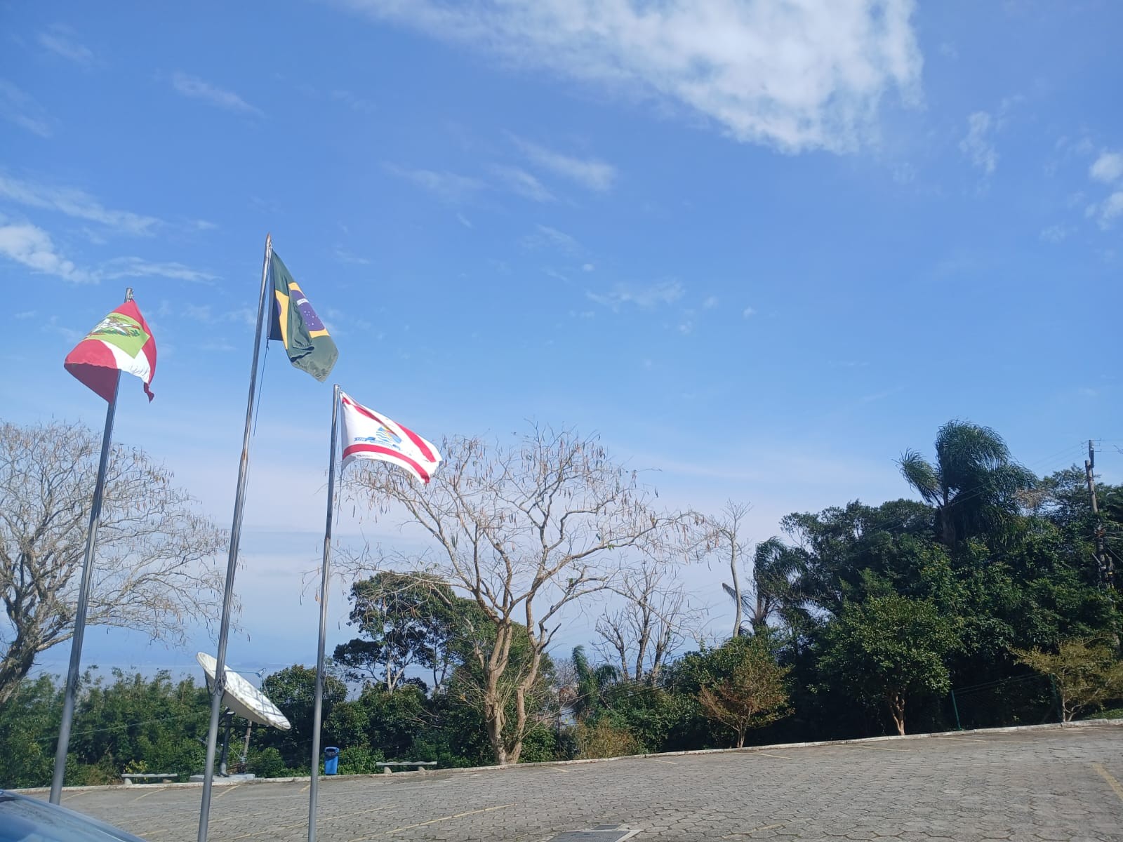 Ventos costeiros devem se intensificar neste domingo em SC e Inmet emite aviso de perigo