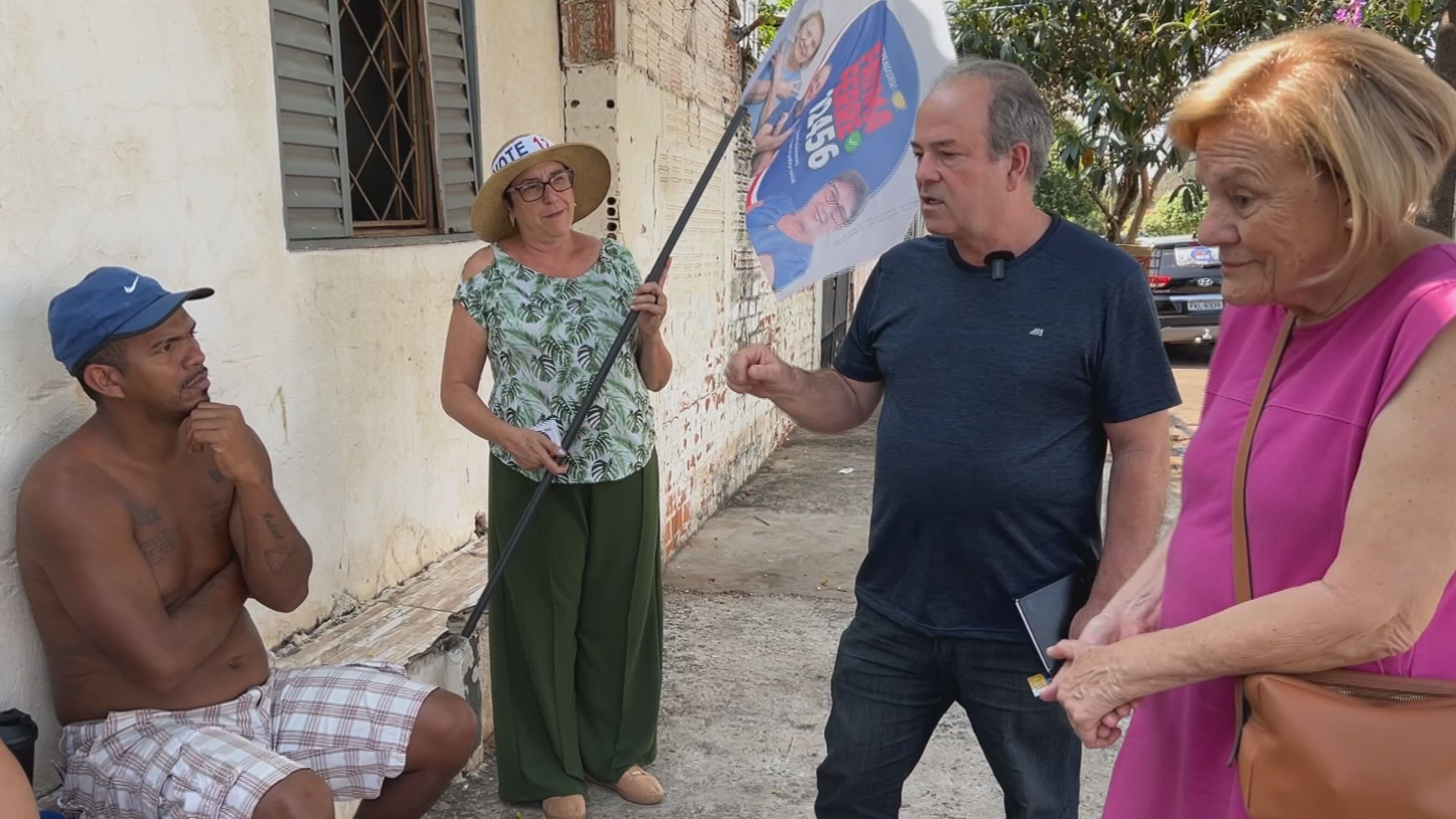 Candidato à Prefeitura de Bauru, Prof. Xaides visita campinho de areia do Jardim Europa e fala sobre projetos na áreas de esporte e saúde 