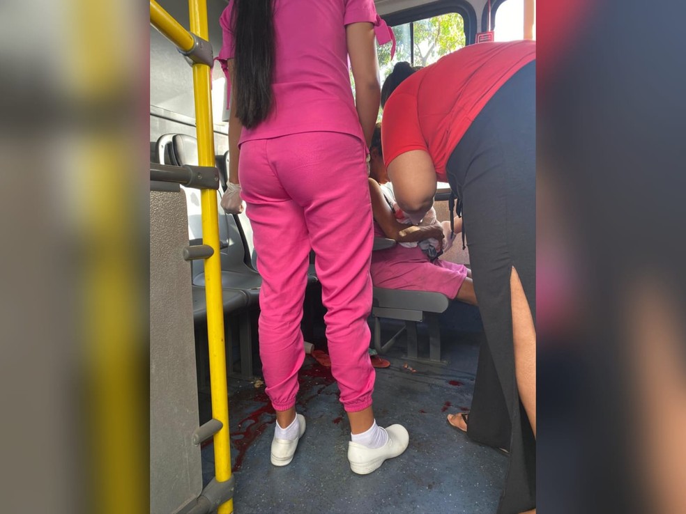 Duas alunas do curso técnico em enfermagem e os outros passageiros ajudaram a fazer parto de gestante em coletivo. — Foto: Sindiônibus/Divulgação