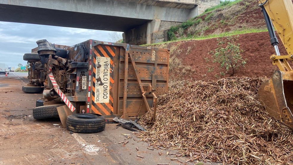 A segunda carreta envolvida no acidente em Piracicaba transportava 36 toneladas de bobinas de aço — Foto: Edijan Del Santo/EPTV