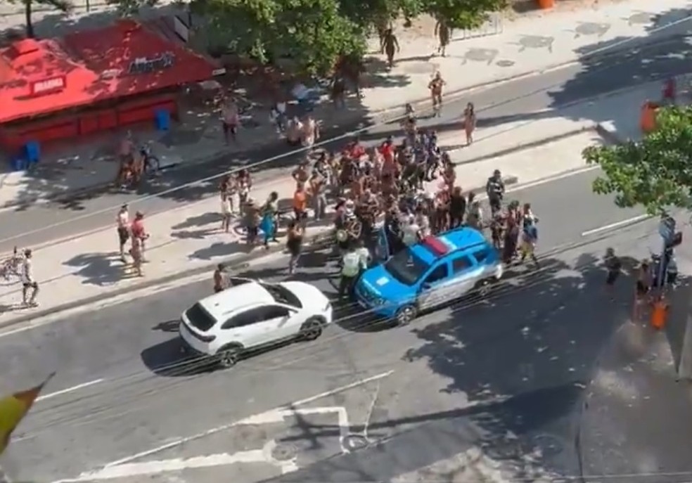 Carro de Oruam ficou parado na contramão, e dezenas de pessoas se aglomeraram no entorno da viatura da PM, que teve que usar spray de pimenta — Foto: Reprodução