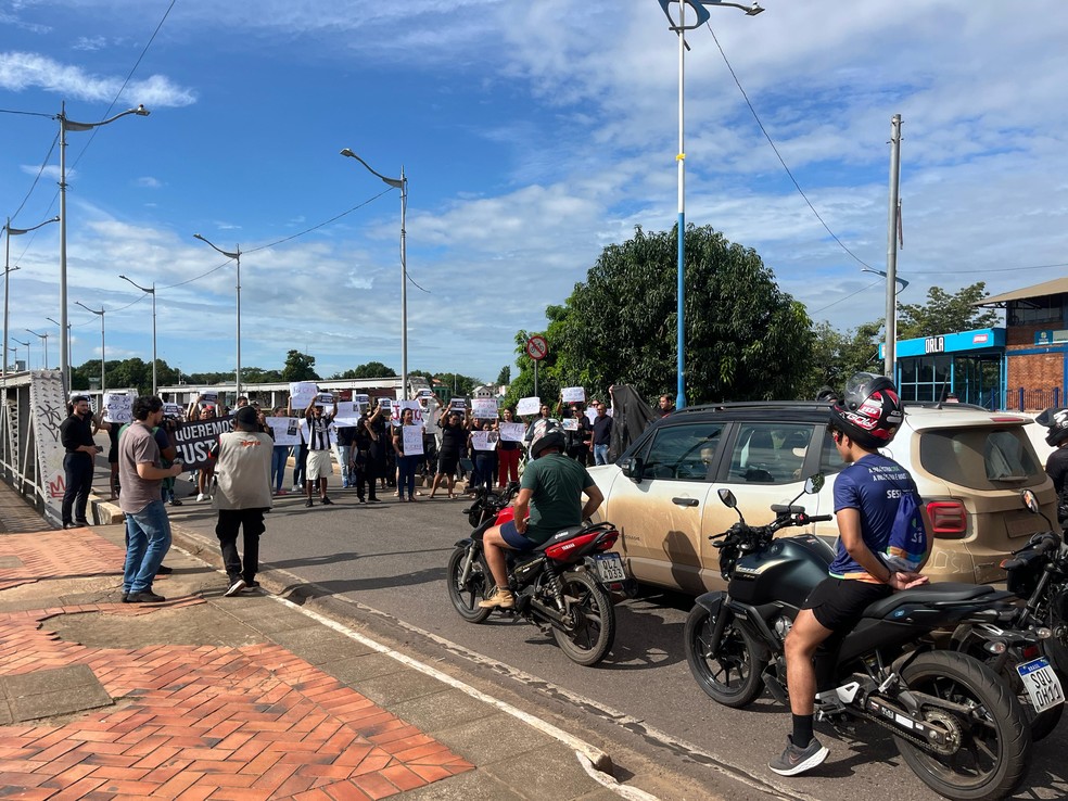 Familiares e amigos de mortos em acidente fizeram manifestação no Acre — Foto: Aline Pontes/Rede Amazônica