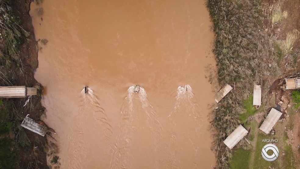 Ponte levada pela correnteza do Rio Taquari entre Bento Gonçalves e Guaporé — Foto: Reprodução/RBS TV