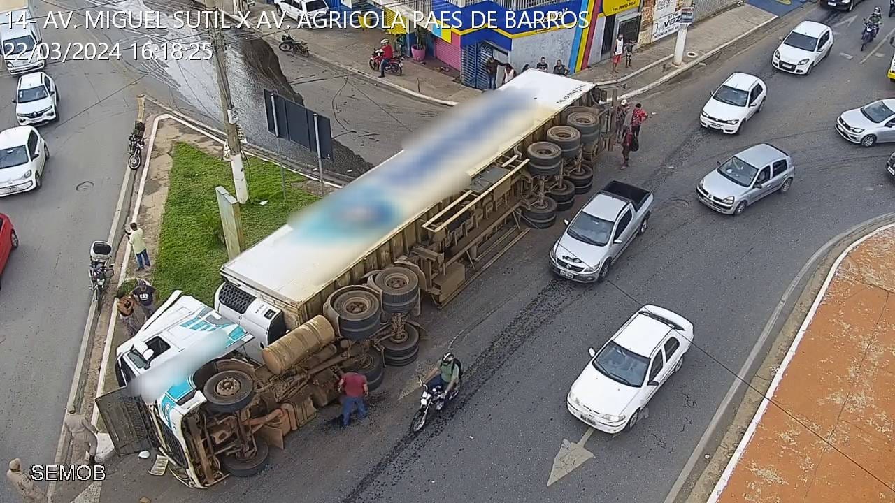 Carreta tomba e derrama óleo em avenida de Cuiabá