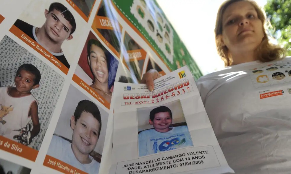 Mulher segura cartaz de criança desaparecida, em imagem de arquivo — Foto: Tânia Rêgo/Agência Brasil
