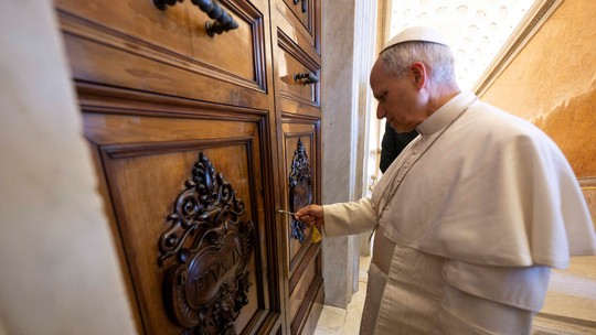Papa Leão XIV reabre apartamento papal no Vaticano, selado desde a morte de Francisco -