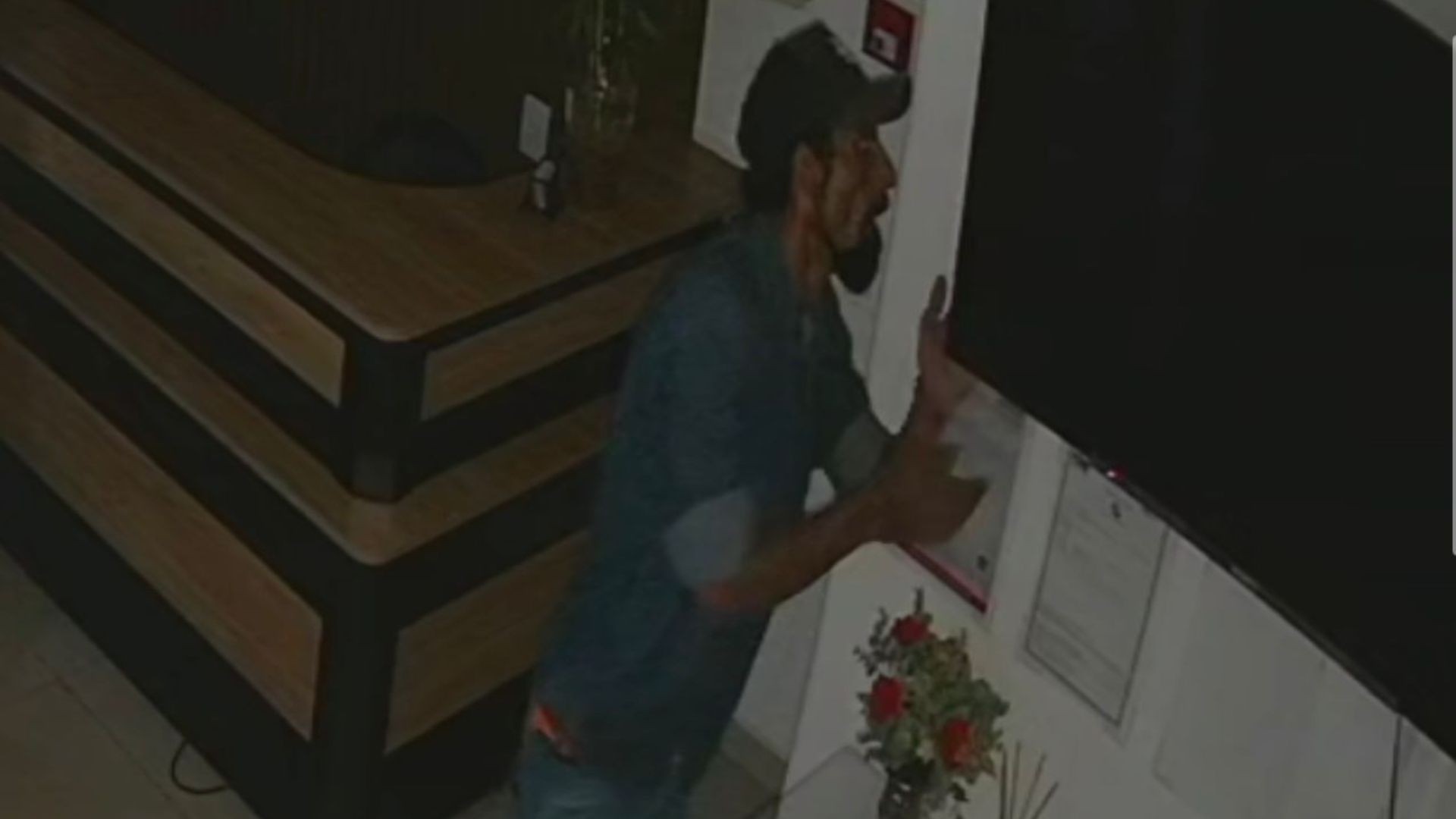 VÍDEO: Ladrão improvisa 'escudo' com tampa de lixeira para furtar escola de Uberlândia