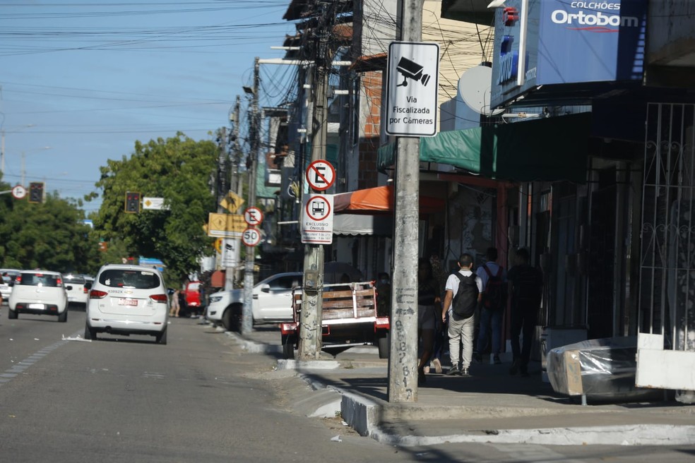 Ruas esvaziadas e comércios fechados na região do Grande Pirambu após ataques em Fortaleza. — Foto: Kid Junior/SVM