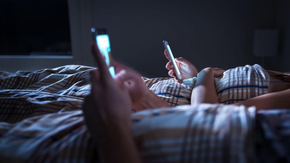 Manter o celular fora do quarto ajuda a ter uma boa noite de sono — Foto: GETTY IMAGES