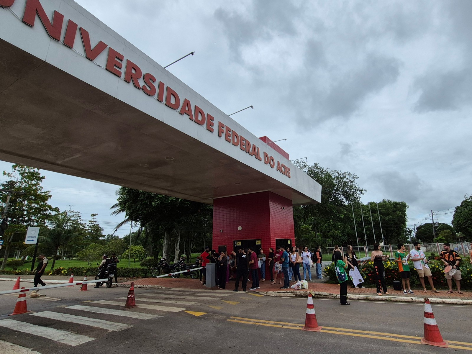 Portões devem abrir às 11h para 2º dia de vestibular de medicina, decide Ufac