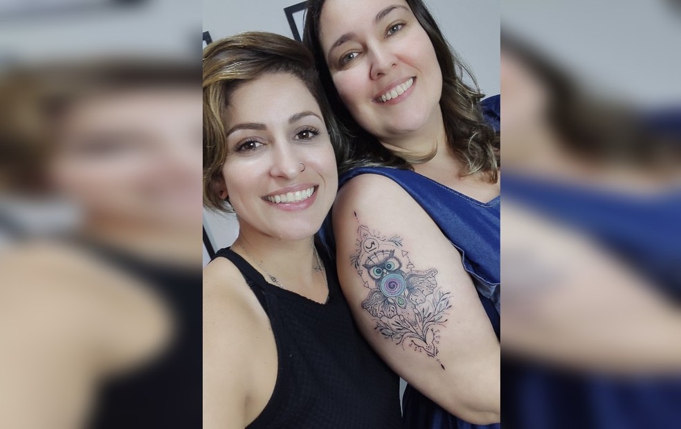 Karina Menezzes tatua cliente com arte intuitiva  — Foto: Karina Menezzes/Divulgação 