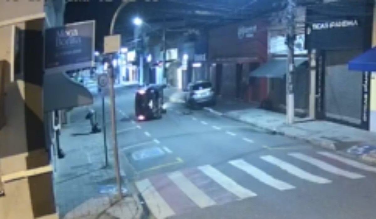 VÍDEO: carro capota após bater em veículo estacionado no centro de Vinhedo