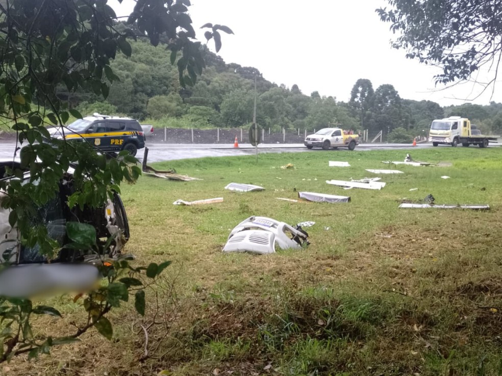 Carro funerário capota na Grande Curitiba, e corpo que era transportado é ejetado do veículo — Foto: Ederson Coltro