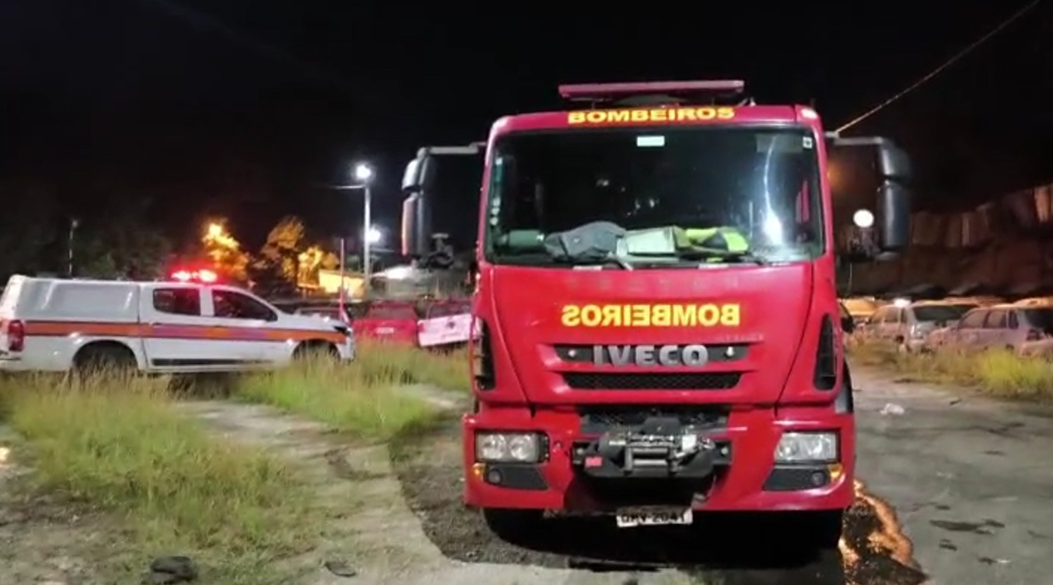 Incêndio atinge pelo menos 40 veículos em pátio em Santa Luzia, na Grande BH; VÍDEO