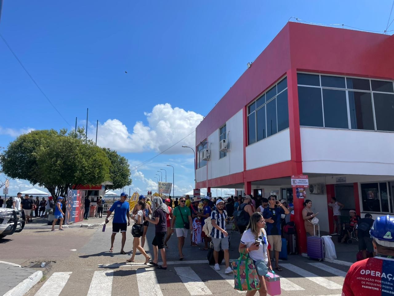 Movimento no Porto de Parintins aumenta com chegada de torcedores para o Festival Folclórico