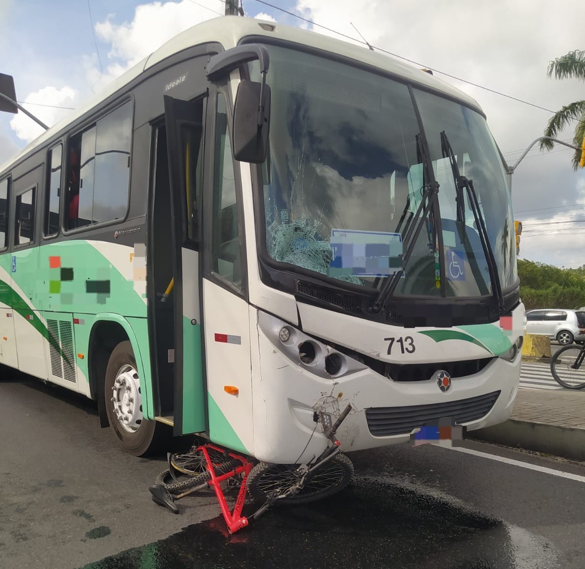 Ciclista morre após ser atropelado na faixa exclusiva para ônibus na BR-101